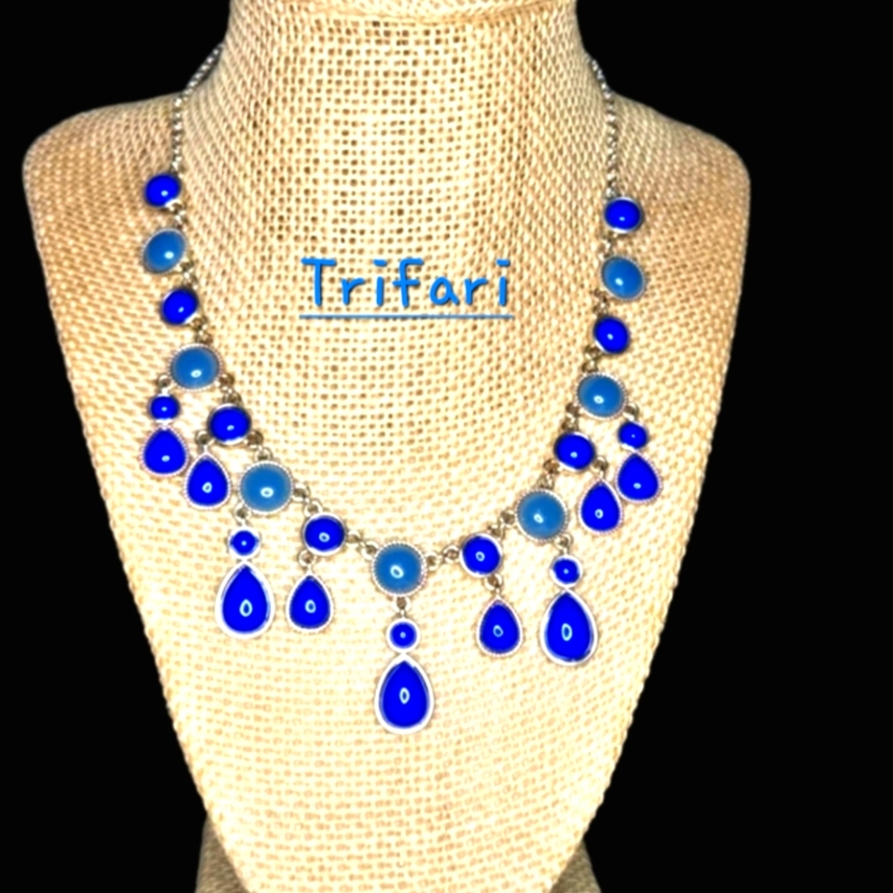 👑 Trifari Shades of Blue Necklace